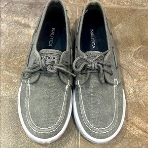 Nautica Gray Boat boys Shoes with Moccasin Toe and Lace Detail size 4